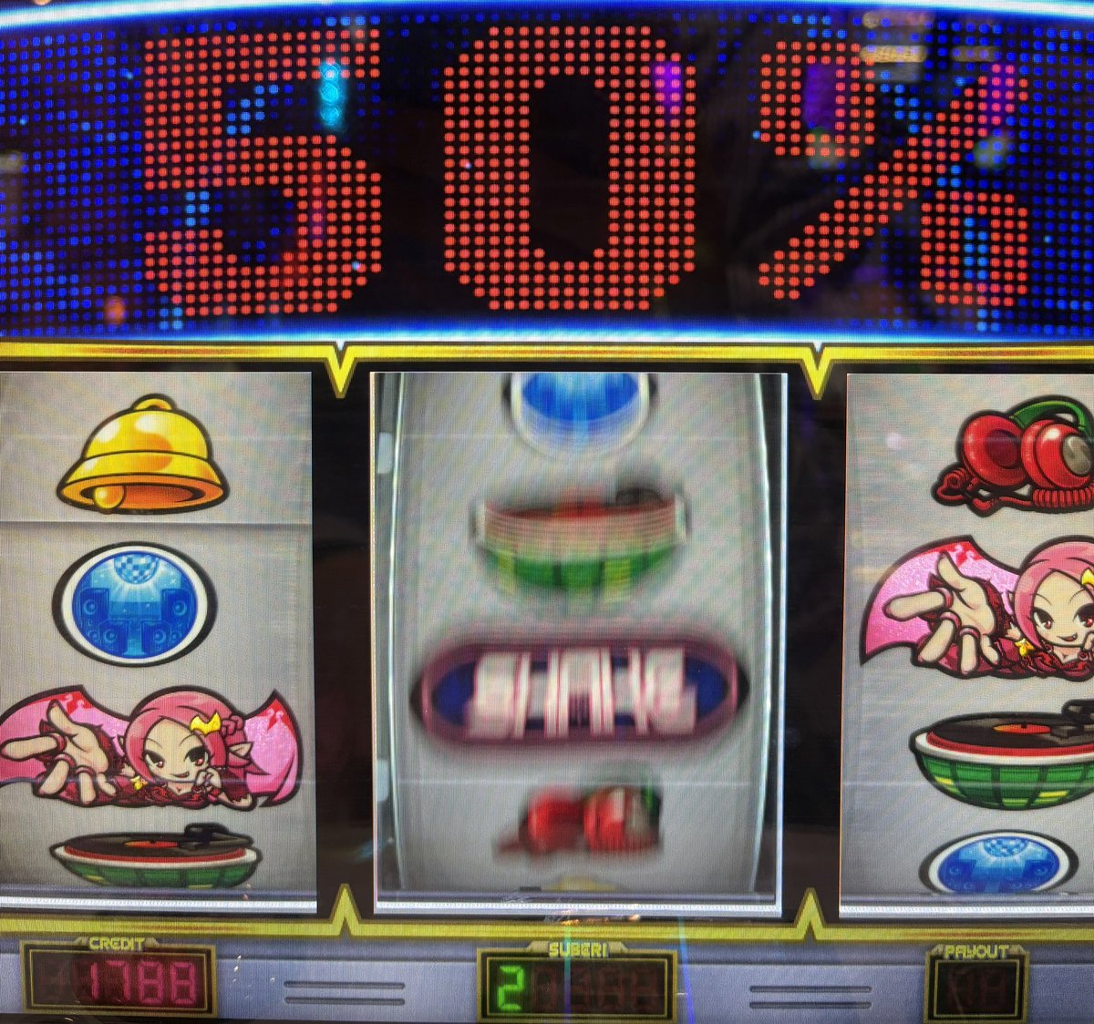 520_bad's tweet photo. 推定2漫喫した

1枚目→2コマ滑りで挟んだら上段にベル揃う筈なのに右にベルいない

2枚目→左第一停止でバウンドして1確

3枚目→久々に見た

4枚目→中段レギュラー揃い https://t.co/xtnwh4iSEL