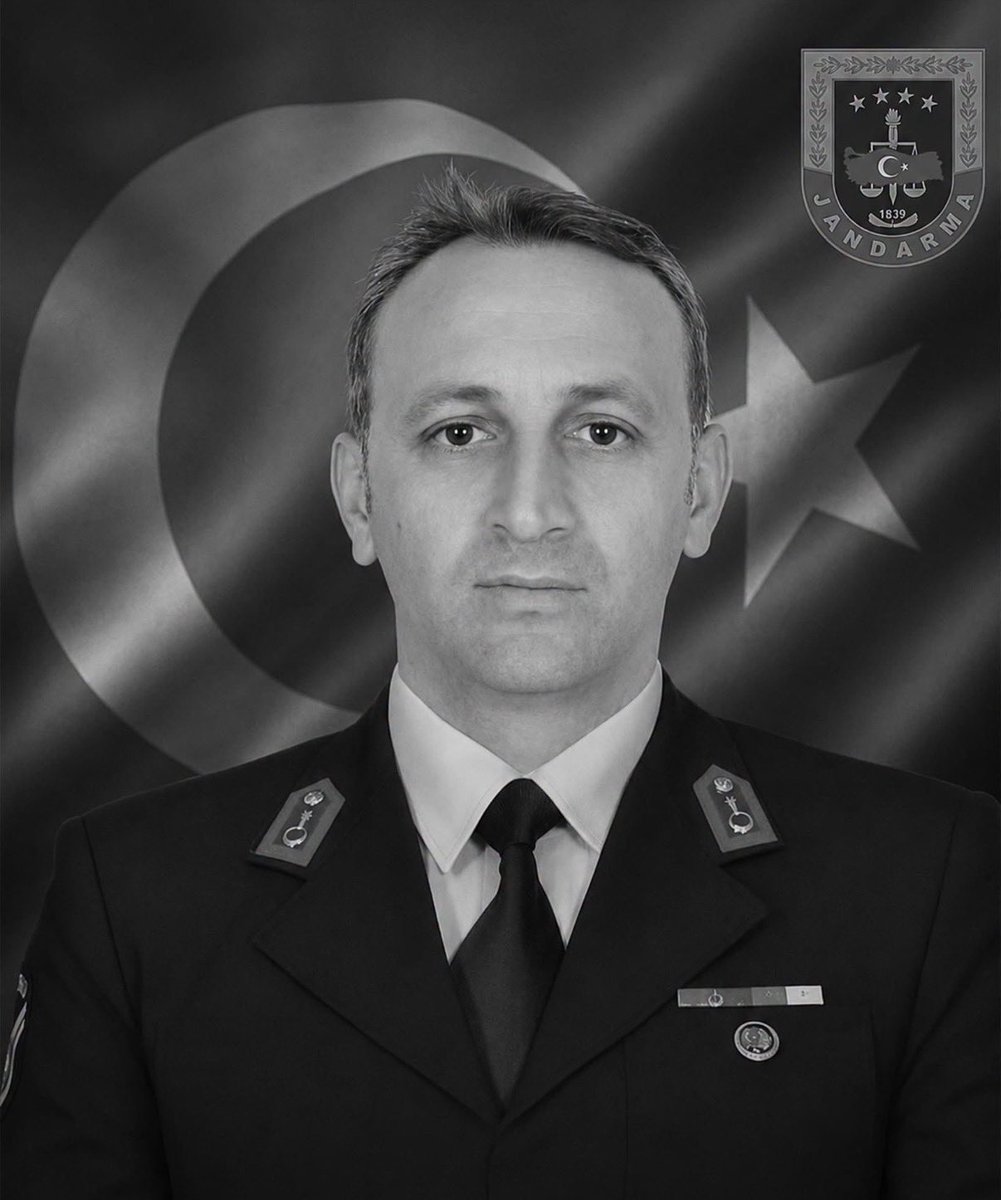 ilyastopsakal's tweet photo. Milletimizin başı sağ olsun.

Eskişehir’de adli bir olaya müdahale sırasında yaralanarak kaldırıldığı hastanede şehit olan, Samsun Termeli hemşehrimiz Uzman Jandarma Çavuş Mehmet DEMİRBAŞ’a Allah’tan rahmet diliyorum.

Kahraman şehidimize Cenab-ı Allah’tan mekânını cennet, makamını âli eylesin niyazında bulunuyor; kıymetli ailesine, yakınlarına, Jandarma Teşkilatımıza ve aziz milletimize sabır ve başsağlığı diliyorum.

Ruhu şad, mekânı cennet olsun.