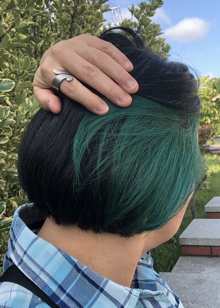 kumacchon's tweet photo. 昨日のこと。
ヘアカットしました。
いつもの通り、後頭部は隠しツーブロックで下半分刈り上げ。サイド内側は緑のインナーカラー。今回は伸びた部分だけじゃなく毛先までブリーチしたので、綺麗に染まった。サイドは顎より上がり気味にしたので更に軽やかに。ヘッドスパを所望。めっちゃスッキリ‼️ https://t.co/a5Uag87zB8