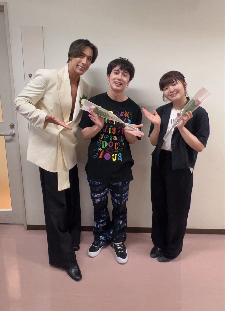 touma_rose's tweet photo. 今日は生放送から直で、DIONくんのLIVEへ🌹🕺

2曲楽しかった〜！！！
久々のデュエット！
DION最高だったぜい！🎙️

誘ってくれてありがとう！！！
今年もまた新テニで会おう🌹🕺🎾

#DION @DION_0302 #新テニミュ https://t.co/Dx5Wa92nRb