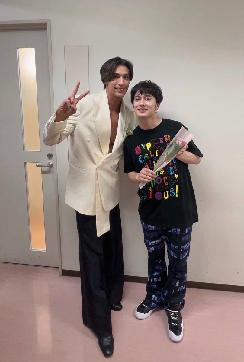 touma_rose's tweet photo. 今日は生放送から直で、DIONくんのLIVEへ🌹🕺

2曲楽しかった〜！！！
久々のデュエット！
DION最高だったぜい！🎙️

誘ってくれてありがとう！！！
今年もまた新テニで会おう🌹🕺🎾

#DION @DION_0302 #新テニミュ https://t.co/Dx5Wa92nRb