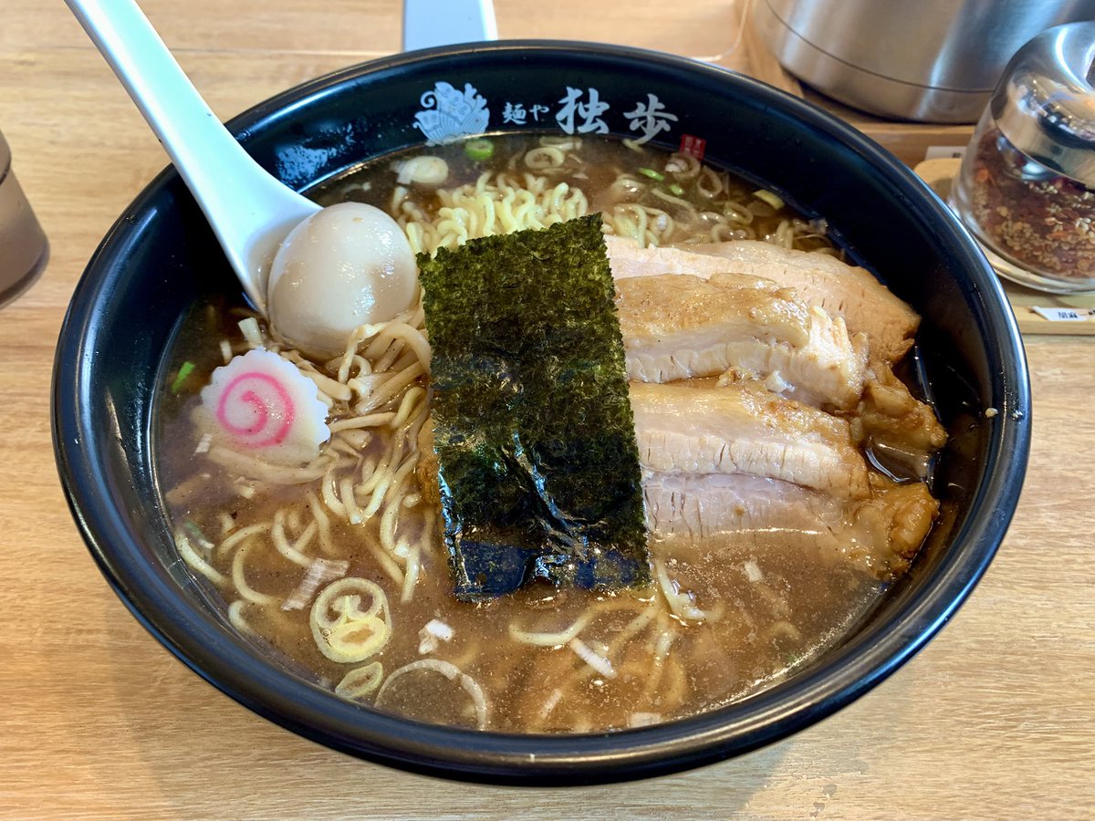 super_gash's tweet photo. 2026.7.11（土）
麵屋独歩昭島本店@中神

お昼をかなり過ぎての訪問ながら
外待ちありの人気店です☺️

オーダーは上魚介中華そば 
スタンプ5個でチャーシューをTP

熱々のスープがいいんだよねー👍
ホロホロチャーシューに半熟味玉🥚
安定した一杯がめちゃ美味でした〜👏
ごちそうさまでした〜🙏 https://t.co/p51GGvhGVR