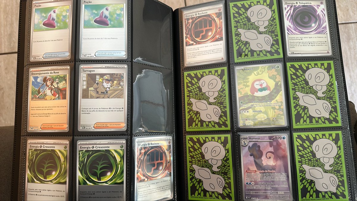 PragaTCG's tweet photo. @hyoyeon que sleve daora do mimikyu, aqui eu uso os sleeves da coleção para preencher os espaços em brancos do masterset enquanto n consigo as cartas https://t.co/CYkYjLP6N6