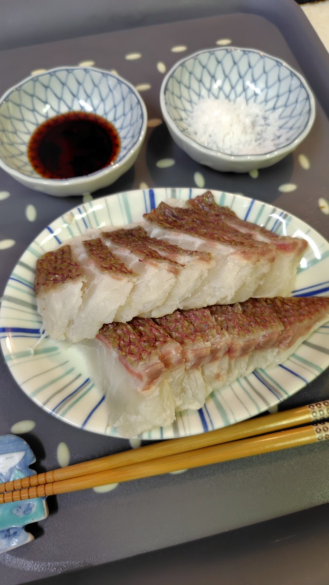 ozawa_ke's tweet photo. @Mai_Hinomoto お頭が1位になることを祈ってチートデー！

今日のチートアイテムは、高知かわうそ市場の湯引き鯛の刺身！

脂がのってメチャウマ！
こんなに美味しい鯛は初めて食べました。

いつも米をわけてくれる友達に送ってあげようと思います☺️
#日ノ本マイ
#ごとVPR王 https://t.co/2hCUuaShML