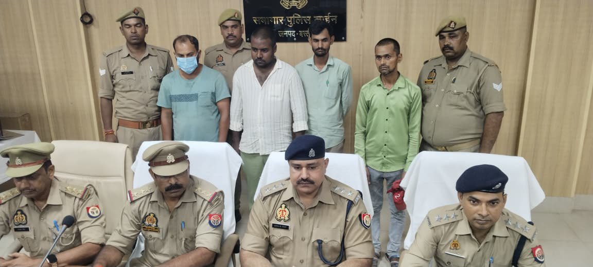 crimemanchlive's tweet photo. #BreakingNews | बस्ती,उत्तर प्रदेश
🔻साइबर क्राइम की बड़ा नेटवर्क का पर्दाफाश
🔻ठगी करने वाले 4 लोग गिरफ्तार
🔻सरगना समेत 4 साइबर अपराधी गिरफ्तार
🔻ठगों ने की 54 करोड़ की साइबर ठगी
🔻3 मोबाइल,5 चेकबुक,6 ATM कार्ड बरामद
#BreakingNews #Basti #UttarPradesh #UPNews #PoliceAction #cybercrime #crimemanch #UPPolice