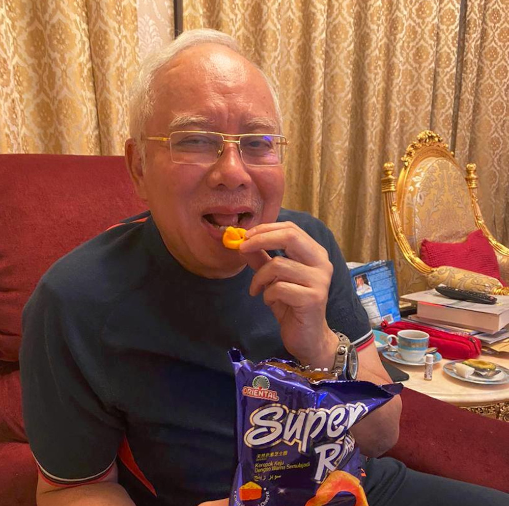 afiqTweetums's tweet photo. Gila gila BN, tapi tulah last election pun BN pegang 40 kerusi dekat Johor ni. https://t.co/khS6tn4e6N