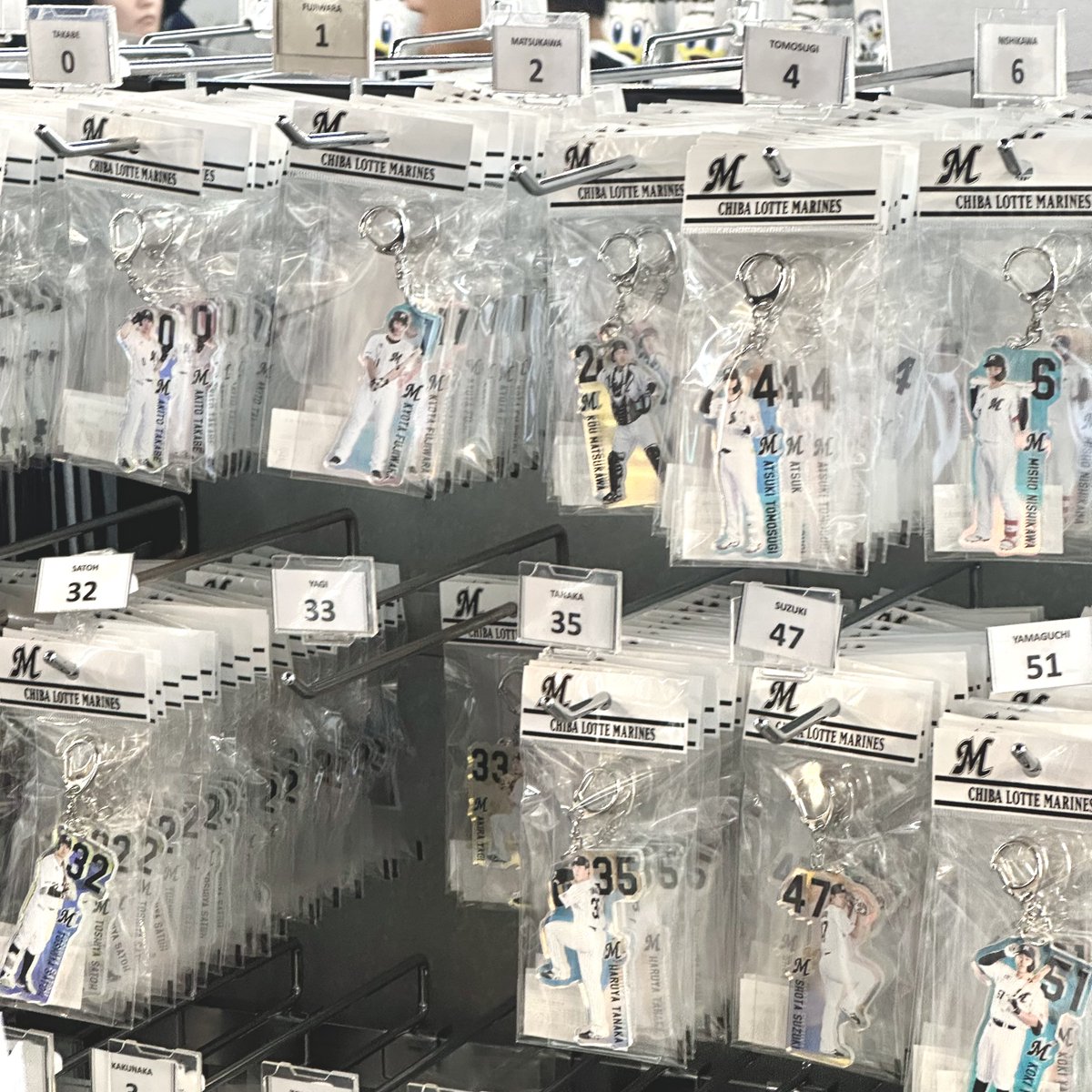 o4obob35's tweet photo. 八木のオーロラキーホルダーだけ異様な減り方してたんだけど 持ってると幸運（勝ち運）が訪れるって噂流れてたりする？？ https://t.co/dnh0sChR8b