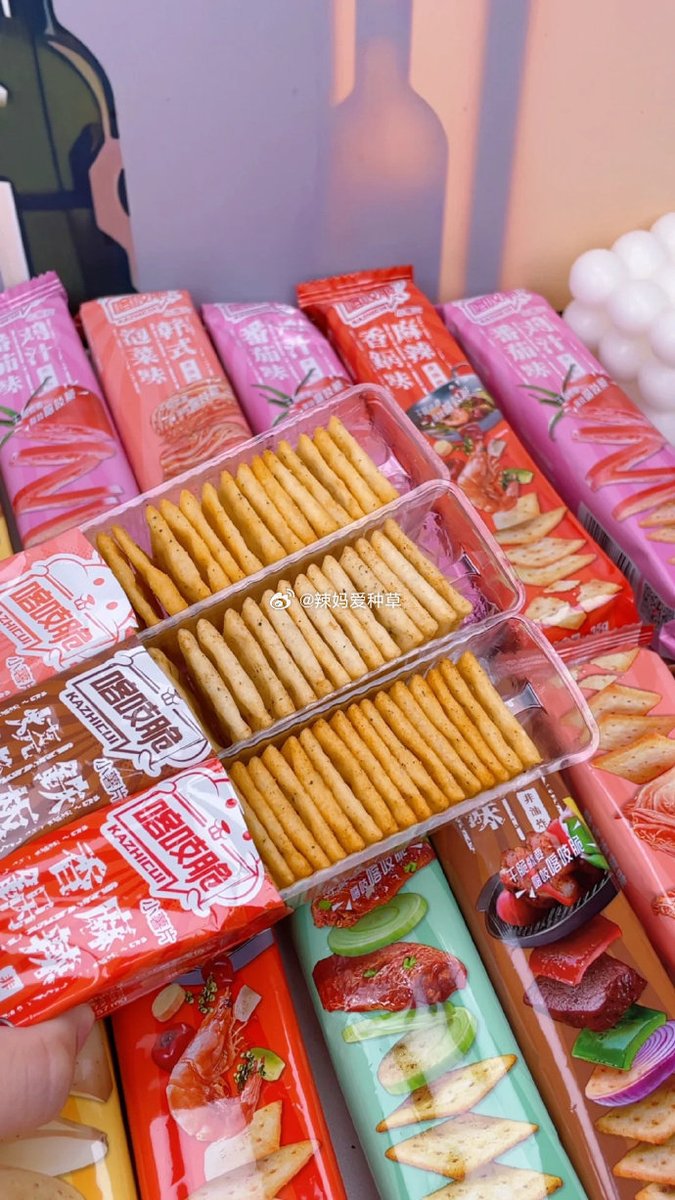 AdrianaWQHP69S's tweet photo. Nothing beats the joy of sharing crispy potato chips with a friend!  Who’s craving a bite right now https://t.co/CF5geFDY5v