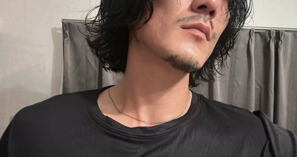 _jin_dayo's tweet photo. 昔はアイコンみたいにシルバーのクロムハーツをガッツリ付けるの好きやったけど、最近は付けすぎたらチャラなるし&amp;もう興味なくなってきたので、細めのシンプルなやつ付けがち

こういうシンプル系の方が色気出そうな気がして😌 https://t.co/8iGsaTO4dS