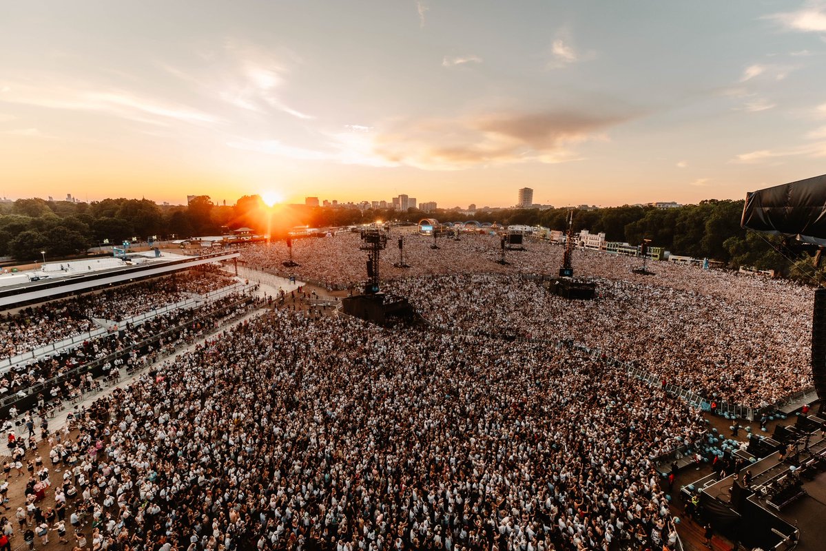 PopCrave's tweet photo. Pitbull has broken the Guinness World Record for the largest gathering of people wearing bald caps.

22,141 people were confirmed to be sporting a bald cap at his BST Hyde Park show yesterday.

📸: Ellie Koepke https://t.co/3myS01XhIB