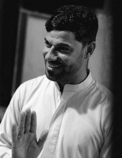 d_k_almulla's tweet photo. بسم الله الرحمن الرحيم 
{ وَلَا تَقْتُلُوا النَّفْسَ الَّتِي حَرَّمَ اللَّهُ إِلَّا بِالْحَقِّ ۗ وَمَن قُتِلَ مَظْلُومًا فَقَدْ جَعَلْنَا لِوَلِيِّهِ سُلْطَانًا فَلَا يُسْرِف فِّي الْقَتْلِ ۖ إِنَّهُ كَانَ مَنصُورًا} كلمتي لحكومة الكويت وشعبها من منطلق إنساني بحت، نرى أن حادثة مقتل الصياد العراقي (نجم عبدالله التميمي) والاعتداء على رفاقه واعتقالهم هو تصرف مرفوض جملة وتفصيلاً لاعتبارات عديدة  أول هذه الاعتبارات وأهمها أننا شعوب مسلمة يجمعنا الجوار ، وتربطنا أواصر المصاهرة والدم ، لقد عملنا جاهدين على مدار العقدين الماضيين لترميم العلاقات وتجاوز مخلفات النظام البائد ، وما قصة هؤلاء الصيادين إلا قصة بساطة لبشر يسعون وراء رزقهم داخل المياه الإقليمية لذلك ندعو الأشقاء في الجانب الكويتي الى ترك ترسبات الماضي الاسود ، وألا تُخلط الأوراق السياسية واثار الحروب بالمنطقة  ، إن قتل الصياد جريمة تستوجب من الحكومة والمجتمع في الكويت تحركاً سريعاً لاحتواء الموقف وردم الفتنة ، و��لى حكومتنا الموقرة الاسراع في اتخاذ الاجراءات اللازمة للحفاظ على ارواح المواطنين العراقيين ووضع حد دائم لهذا النهج من قبل الكويت .
الشيخ الدكتور خالد الملا 
رئيس جماعة علماء العراق
