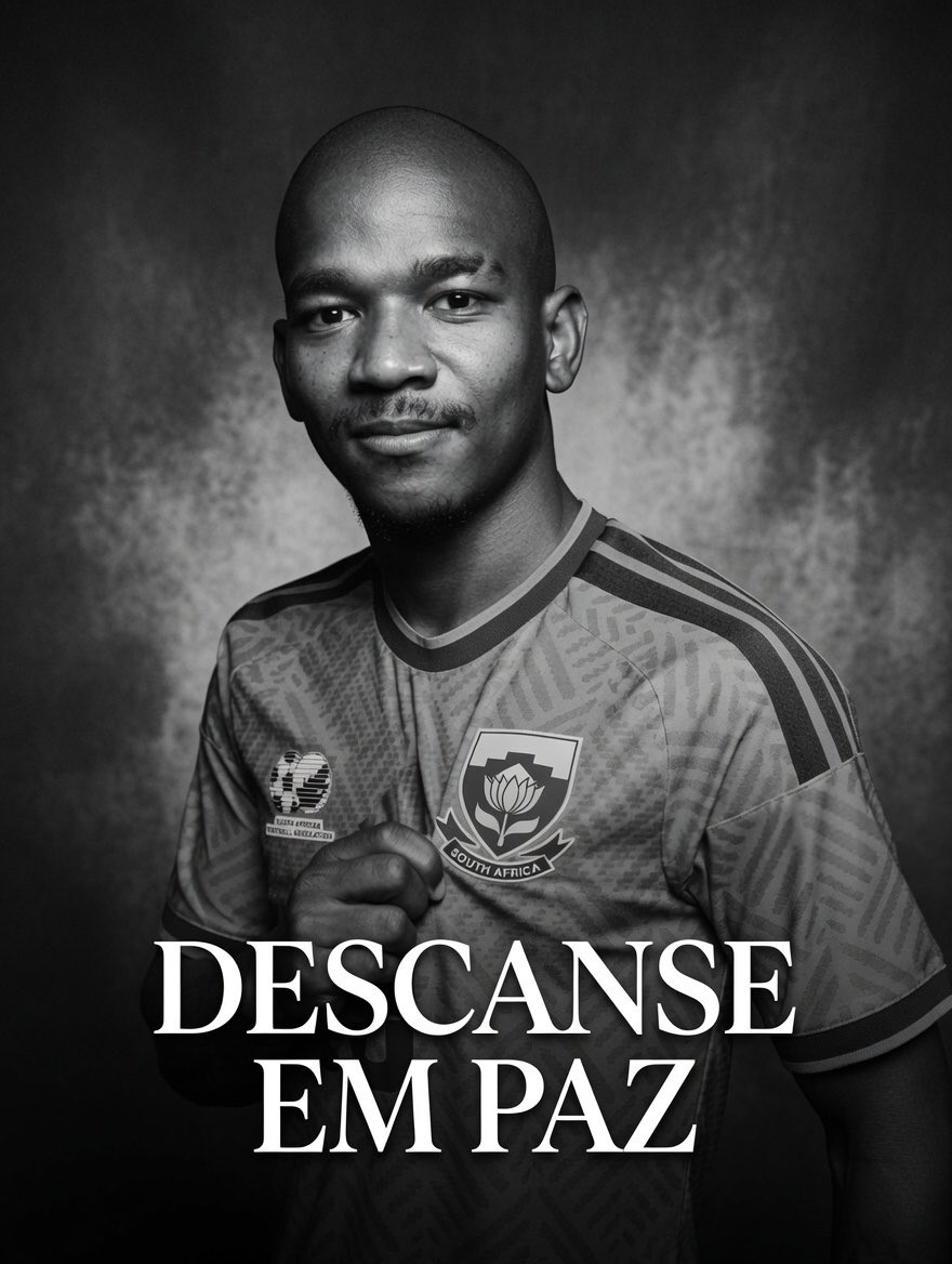 CuriosidadesEU's tweet photo. O meio-campista Jayden Adams, do Mamelodi Sundowns e da seleção da África do Sul, faleceu aos 25 anos, conforme confirmado por veículos sul-africanos. As circunstâncias da morte ainda estão sendo apuradas, e a família pediu privacidade neste momento.  

🇿🇦 Adams representou a África do Sul na Copa do Mundo de 2026, participando de uma campanha histórica da seleção, além de ter sido peça importante na conquista da CAF Champions League pelo Mamelodi Sundowns.  

🖤 Há apenas duas semanas, o jogador havia perdido sua avó, Marianna Adams. Mesmo em luto, demonstrou enorme profissionalismo ao entrar em campo contra a República Tcheca pela Copa do Mundo, apenas um dia após a perda familiar.  

Descanse em paz, Jayden Adams. 🕊️