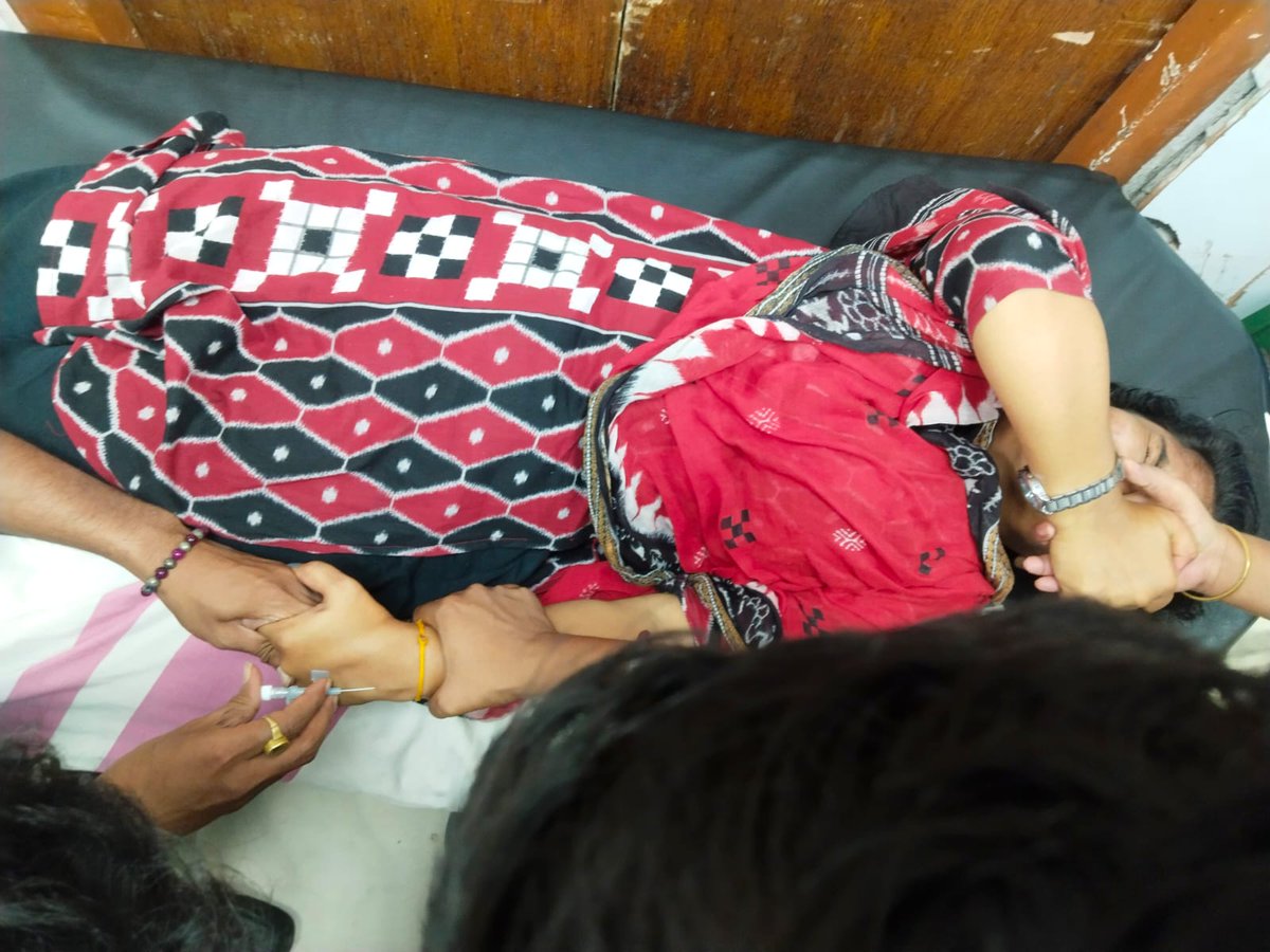 OSMAodisha's tweet photo. #justiceforswasthyamitra  ମାନ୍ୟବର @MahalingMukesh  ସାର୍ ଆଜିକୁ ପ୍ରାୟ ୨୦ଦିନ ହେବ ଧର୍ମଘଟ ରେ ନ୍ୟାୟ ପାଇଁ ଗୁହାରି କରି ବସିଛୁ।ଆଜି ପୁଣି ଜଣେ ମହିଳା ସ୍ଵାସ୍ଥ୍ୟମିତ୍ର ଅସୁସ୍ଥ ହୋଇ ପଡ଼ିଲେ। ସମୁଦାୟ ୫୪ ଜଣ ଅସୁସ୍ଥ ହୋଇ ସାରିଲେଣି। ଆଉ କେତେଦିନ ଅଜ୍ଞା ଏମିତି ଚାଲିଥିବ?ଏଣୁ ଆପଣ ଙ୍କୁ ବିନମ୍ର ଅନୁରୋଧ ଆମକୁ ନ୍ୟାୟ ଦିଅନ୍ତୁ। https://t.co/hx88iGLQHd