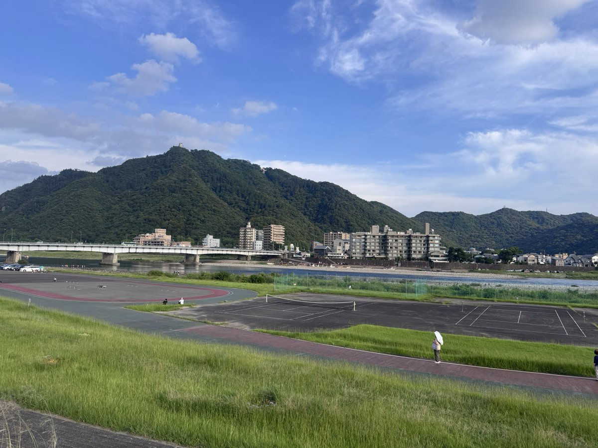 Ariorem1031's tweet photo. 疲れたから行くのやめようかなんて思ってたけどやっぱり行ってよかった。
人生3度目のハイタッチもらった🫷涙
贅沢なことに今までジャス席ばかりだったから、今日はしっかり全体見れてよかった。
ずっーーーーーと聞いていたい歌声。
大好きだなぁ。

#PYRAMID
#岐阜
#Novelbright https://t.co/eaAG5DSC4o