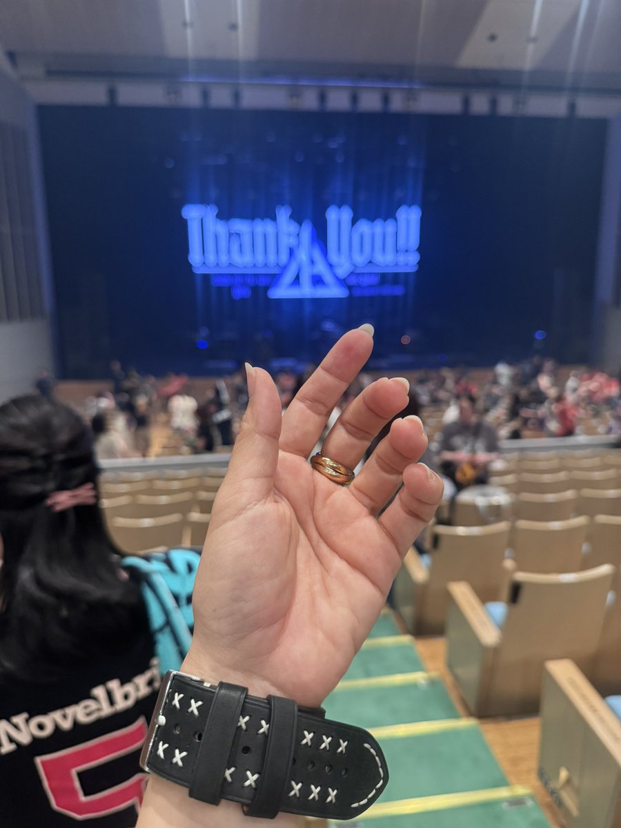 Ariorem1031's tweet photo. 疲れたから行くのやめようかなんて思ってたけどやっぱり行ってよかった。
人生3度目のハイタッチもらった🫷涙
贅沢なことに今までジャス席ばかりだったから、今日はしっかり全体見れてよかった。
ずっーーーーーと聞いていたい歌声。
大好きだなぁ。

#PYRAMID
#岐阜
#Novelbright https://t.co/eaAG5DSC4o