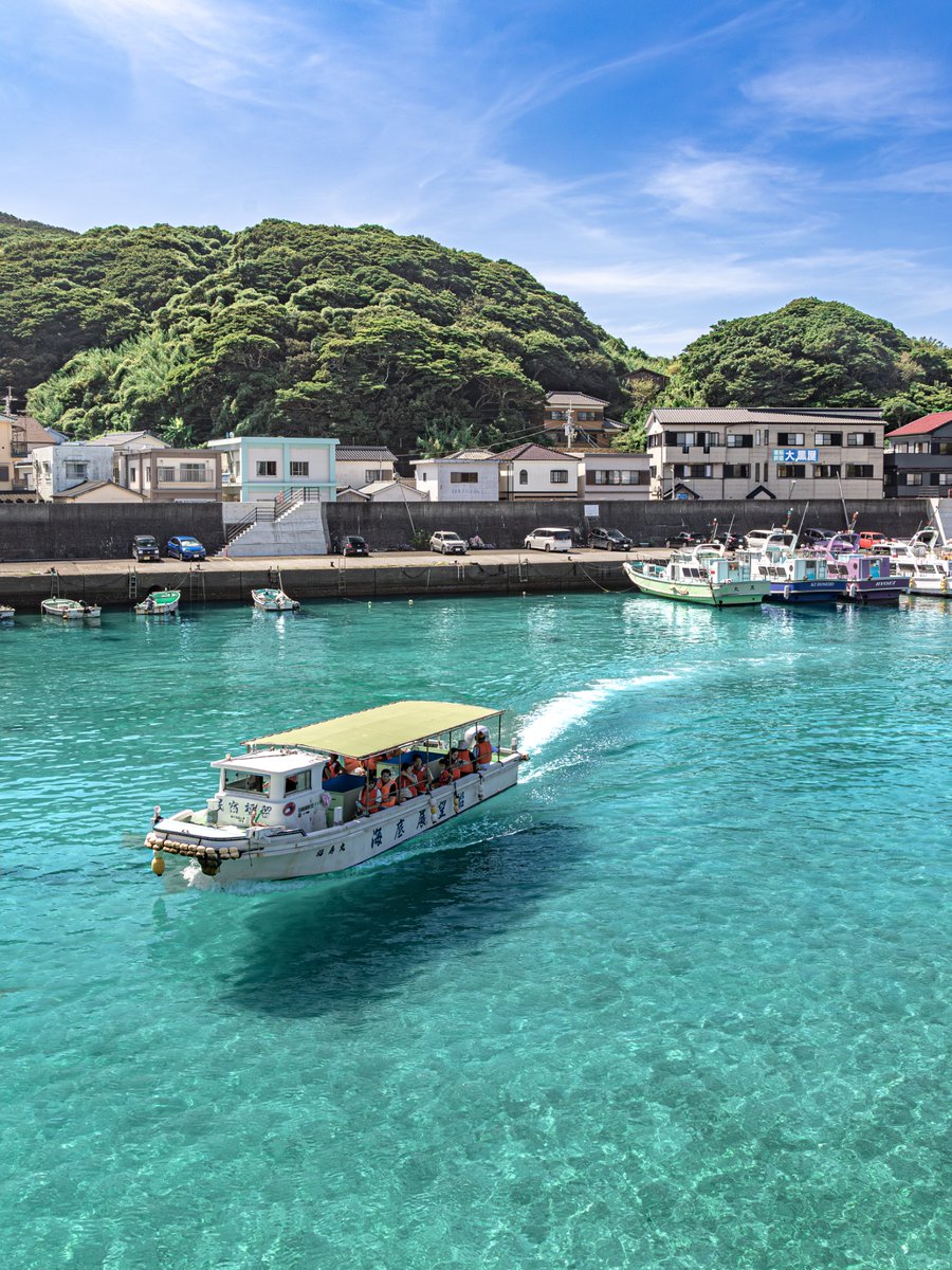 yuya0240's tweet photo. 高知の海の透明度がすごすぎて船が宙に浮いて見える https://t.co/6W2828OkSr