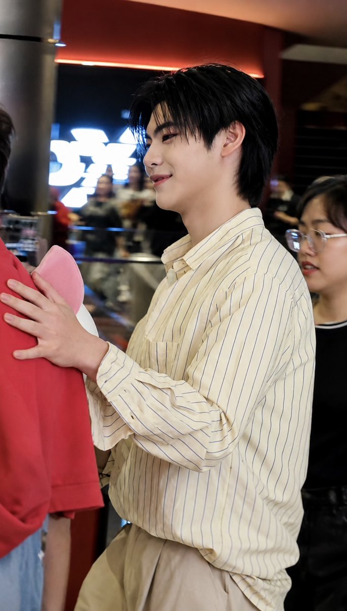 pitmunrat's tweet photo. ละละละ หล่อมาก 🫠
หลงอยู่ในสยามหาทางออกไม่เจอ
ปล.เป็นมัมน้องเวฟที่มีรูปพี่ธีร์นิสนุง 

#tthi_eks
#waavetnp #ท่านโปรดคลื่น
#MoanaTHxTheewave https://t.co/XP4MsFCYi2