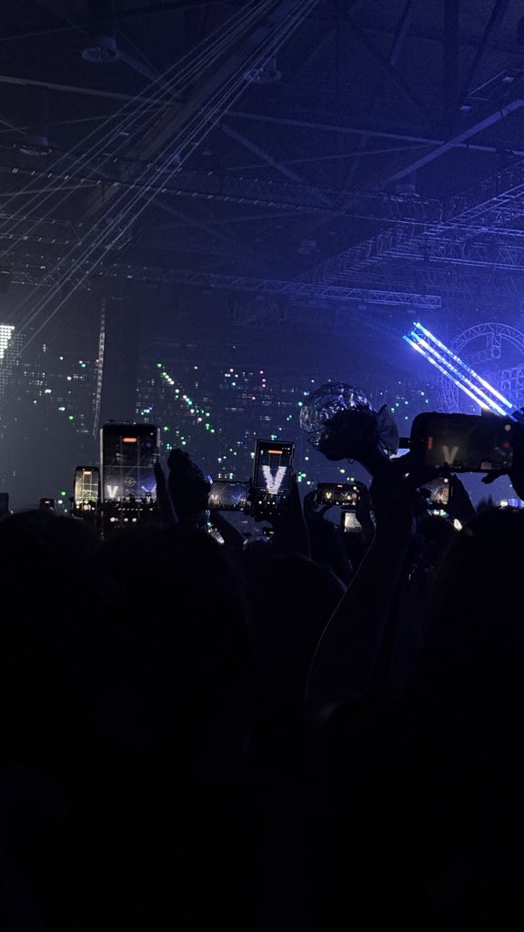 zagosipda_11's tweet photo. 근데 스탠딩이라 해서
기분이 개쳐좋아도
머리 위로 카메라는 이렇게 올리면 안 됨
저 앞에가 단 일도 안 보였습니다 https://t.co/Fy71rOo8ys