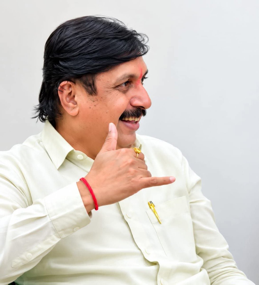amarjit_ds's tweet photo. ज्याला ज्या भाषेत कळतं त्याला त्याच भाषेत सांगावं लागतंय...
अधिकाऱ्यांनी जनते सोबत प्रामाणिक राहिले पाहिजे, सत्ताधाऱ्याच्या घरी पाणी भरलं नाही पाहिजे... आणि महत्वच खासदार हे जनतेचा #आपला_माणूस "धैर्यशील मोहिते पाटील" आहेत, हे अधिकाऱ्यांनी लक्षात ठेवायचं...
@DrmpMohite @NCPspeaks https://t.co/EdrOcx8bA3