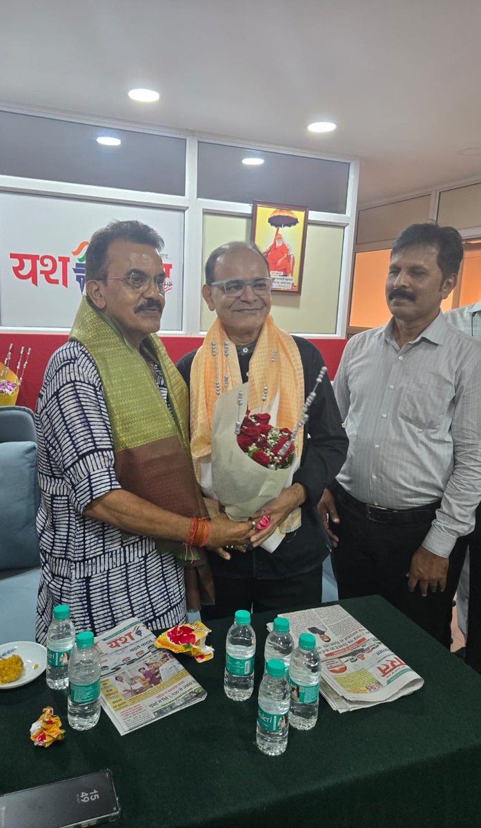 sanjaynirupam's tweet photo. рдпрд╢ рднрд╛рд░рдд рдХреЗ рджрдлрд╝реНрддрд░ рдореЗрдВ рджреЛрдкрд╣рд░ рдХрд╛ рд╕рд╛рдордирд╛ рдХреЗ рдкреБрд░рд╛рдиреЗ рд╕рд╛рдерд┐рдпреЛрдВ рдХрд╛ рд╕рдорд╛рдЧрдоред
рдПрдХ рдХрд╛ рдЬрдиреНрдорджрд┐рди рдерд╛, рджреВрд╕рд░реЗ рд╕рд╛рдереА рдХрд╛ рд░рд┐рдЯрд╛рдпрд░рдореЗрдВрдЯред
рджреЛрдиреЛрдВ рдЬрд╢реНрди рдПрдХ рд╕рд╛рдеред
#AndheriEast https://t.co/Bgz8lVV8mR