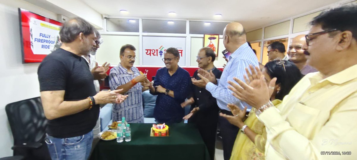 sanjaynirupam's tweet photo. рдпрд╢ рднрд╛рд░рдд рдХреЗ рджрдлрд╝реНрддрд░ рдореЗрдВ рджреЛрдкрд╣рд░ рдХрд╛ рд╕рд╛рдордирд╛ рдХреЗ рдкреБрд░рд╛рдиреЗ рд╕рд╛рдерд┐рдпреЛрдВ рдХрд╛ рд╕рдорд╛рдЧрдоред
рдПрдХ рдХрд╛ рдЬрдиреНрдорджрд┐рди рдерд╛, рджреВрд╕рд░реЗ рд╕рд╛рдереА рдХрд╛ рд░рд┐рдЯрд╛рдпрд░рдореЗрдВрдЯред
рджреЛрдиреЛрдВ рдЬрд╢реНрди рдПрдХ рд╕рд╛рдеред
#AndheriEast https://t.co/Bgz8lVV8mR
