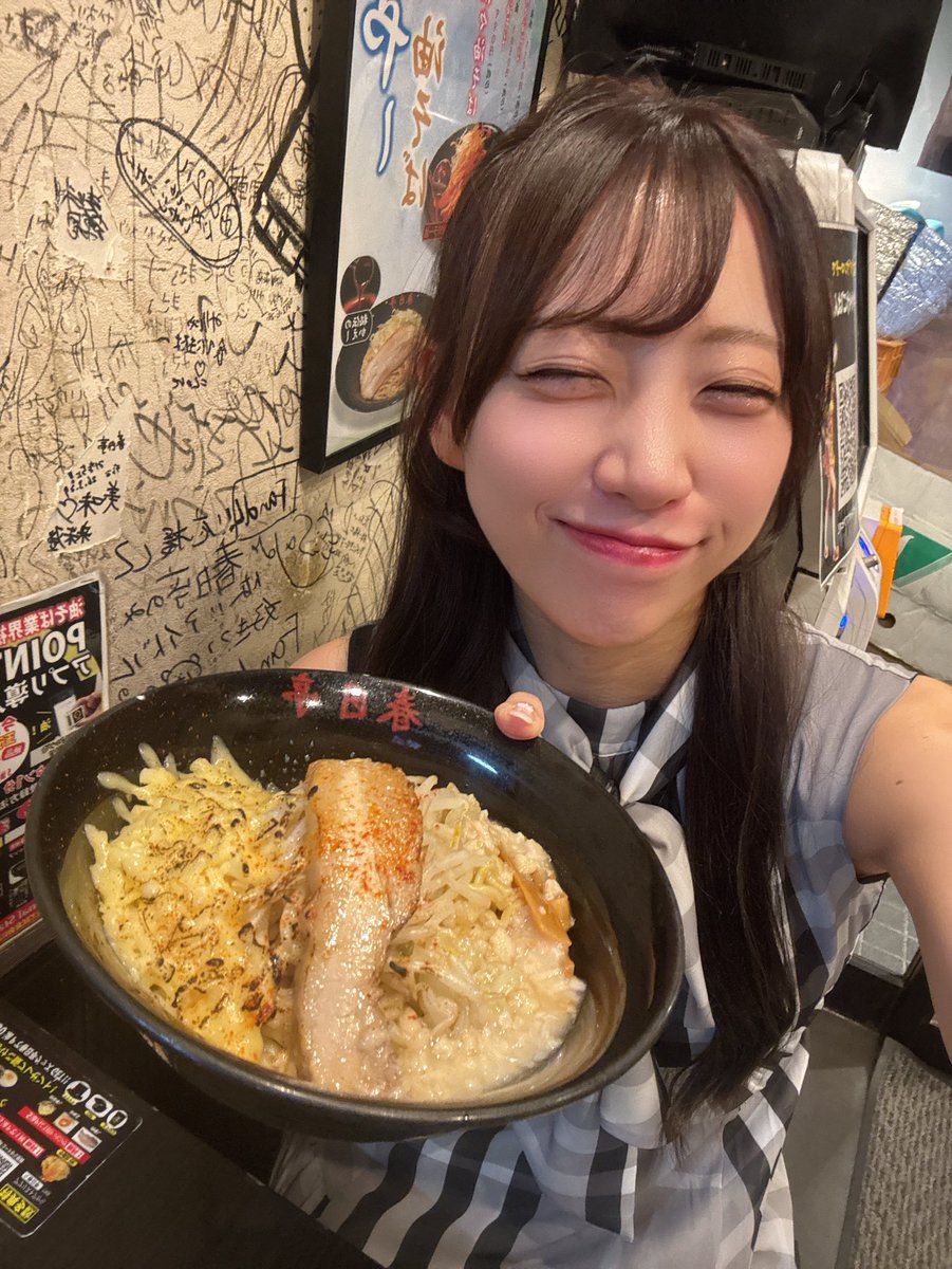 3939_c5's tweet photo. ライブ終わりに春日亭 道玄坂店さんいってきたよ〜🍜♡

朝起きた時からずーーーっときょうは春日亭‼️って気分だったから食べれて嬉しい🎶
ちょうど一年前から集め始めたスタンプも120油になってグッズももらえた〜🫶🏻 https://t.co/JeE4jDX1ty