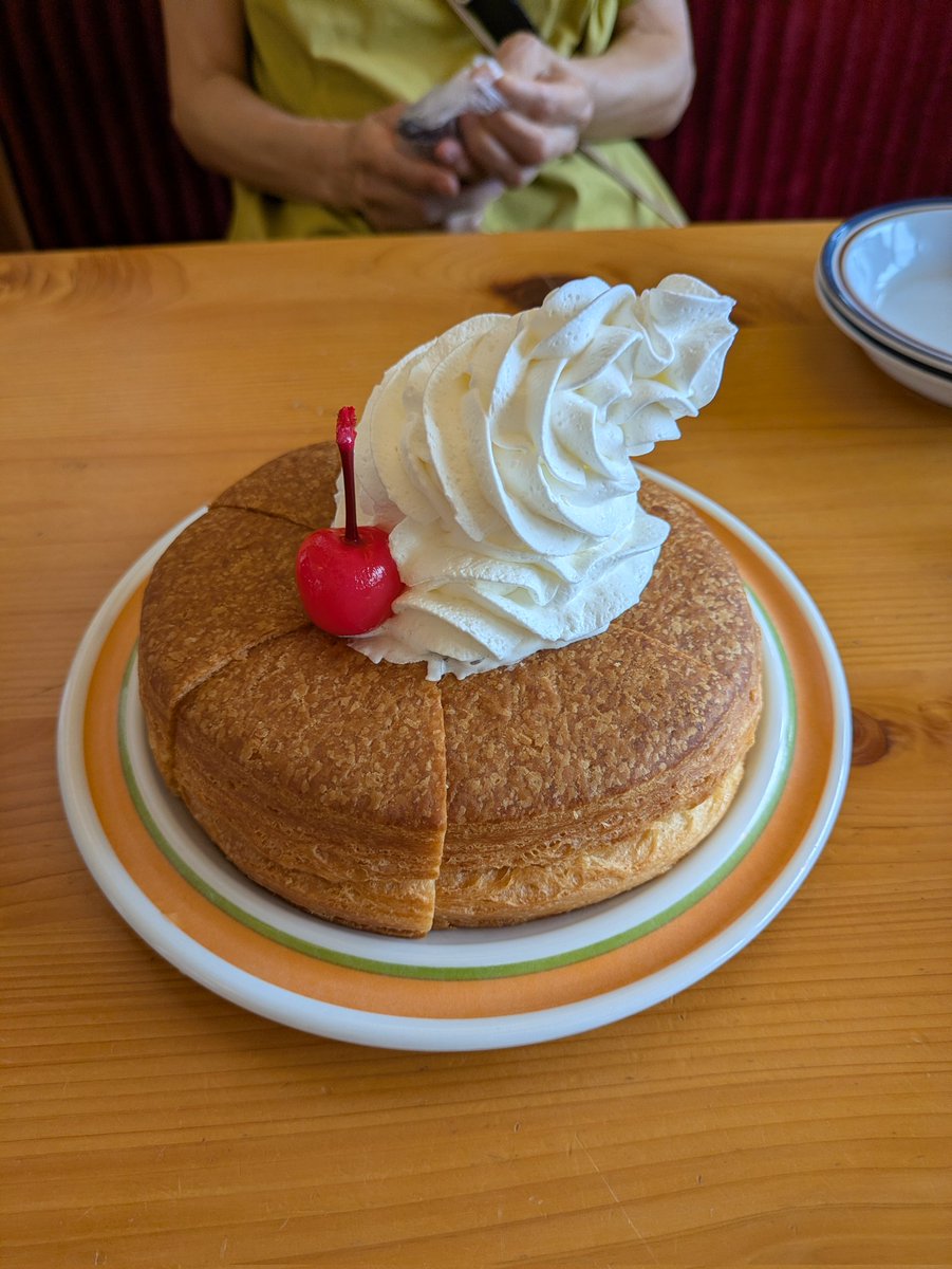 174lion's tweet photo. 今日はコメダ珈琲でシロノワールと
かき氷を食べました
この時期は暑いので美味しくいただきました
シロノワールは生クリームにかえて
固めに焼いてもらいました https://t.co/tdE54V6kGa