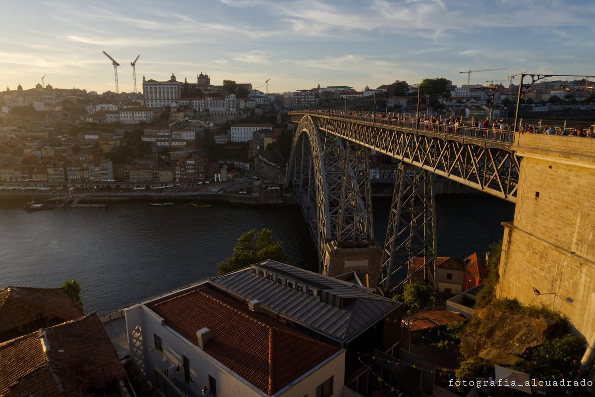 Elix_echelon's tweet photo. Fotito del puente de Oporto más famoso, fue al atardecer 📷
¿Qué os parece? 🌇

Si os gusta la foto, dale fav y RT que no cuesta nada y ayuda un montón a difusión, a ver si alguna vez consigo entrar en el mundo audiovisual para trabajar 🤞🏻 https://t.co/DkRmymOWJ6