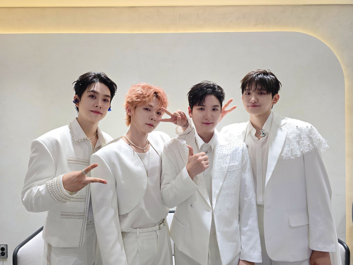 BANDLUCY_mystic's tweet photo. [#LUCY] 9TH CONCERT 'ISLAND' In 대구 DAY1 🚂

흩어졌던 꽃잎들이 대구에서 다시 모인 날💙
왈왈이 만나서 마음이 우리~ 하데이💕
내일도 또 만나자 🐶✨

#루시 #신예찬 #최상엽 #조원상 #신광일 #ISLAND https://t.co/1NcrTftXqR