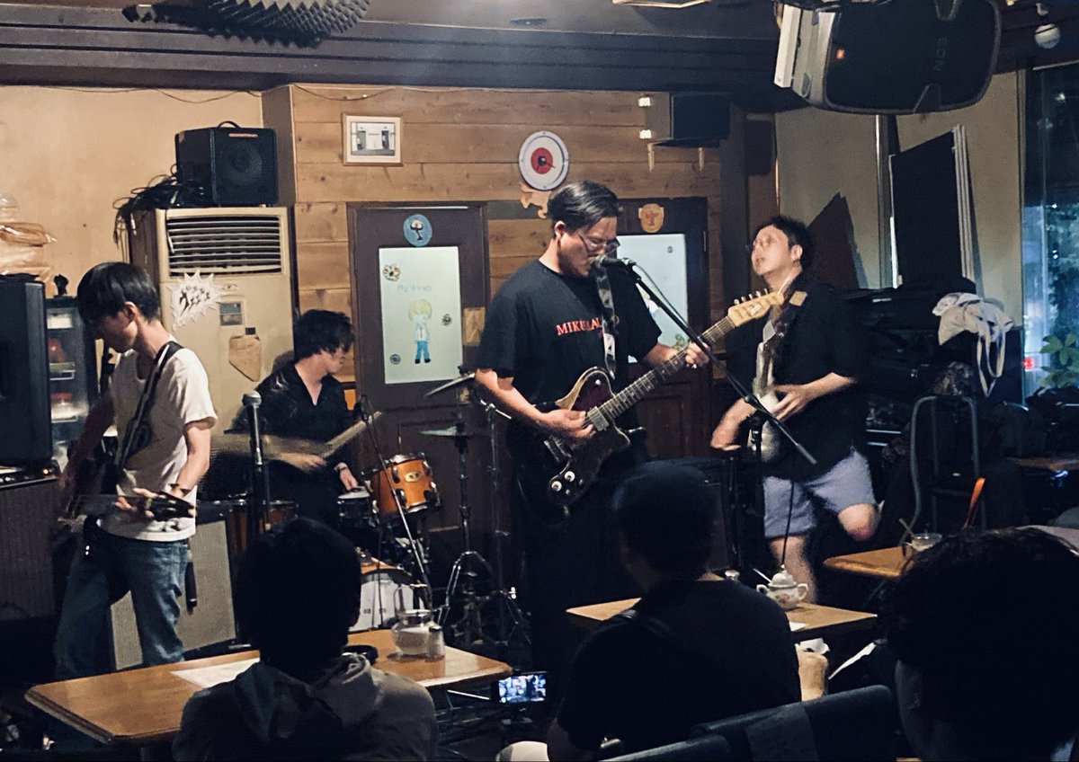 dc_rx_mkII's tweet photo. MIKUdAUKOのLIVE、叙情的なリフレインの淡々とした感じからブリッジで拍子が変わるのカッコいいし、ポストハードコア的に激情バーストしたり色々なオマージュも散りばめられてて聴きどころが多かった 曲数もう少し観たかった気がする https://t.co/7BCvZaBRtW