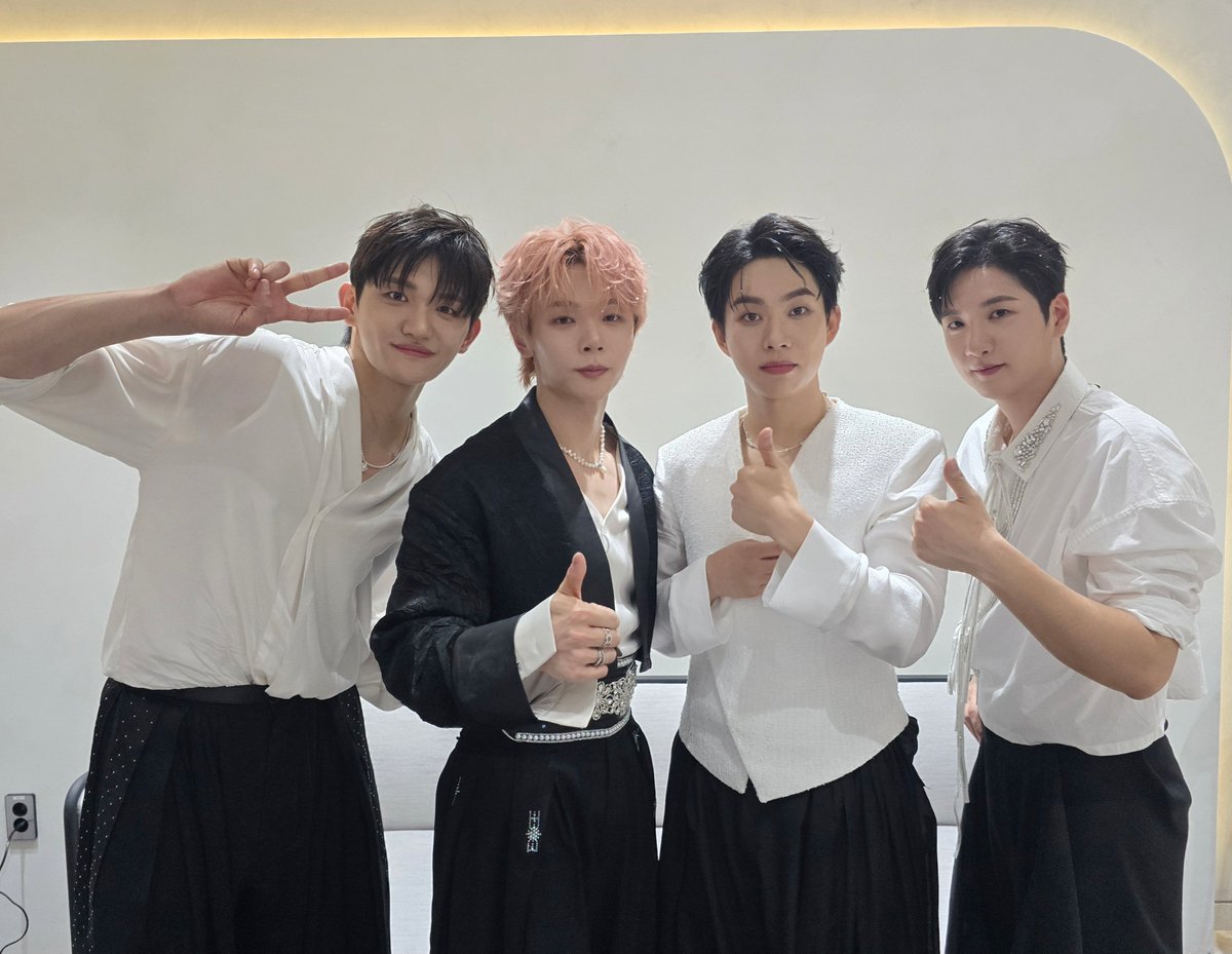 BANDLUCY_mystic's tweet photo. [#LUCY] 9TH CONCERT 'ISLAND' In 대구 DAY1 🚂

흩어졌던 꽃잎들이 대구에서 다시 모인 날💙
왈왈이 만나서 마음이 우리~ 하데이💕
내일도 또 만나자 🐶✨

#루시 #신예찬 #최상엽 #조원상 #신광일 #ISLAND https://t.co/1NcrTftXqR