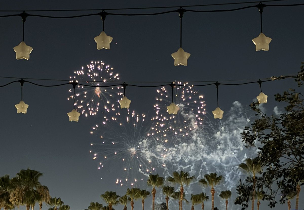 De_sney's tweet photo. 【DLR初日：PIXER PLACE HOTEL】
独立記念日250周年の花火をPixer Shorts Courtから見れました🎇 https://t.co/SGVWYbdf0m