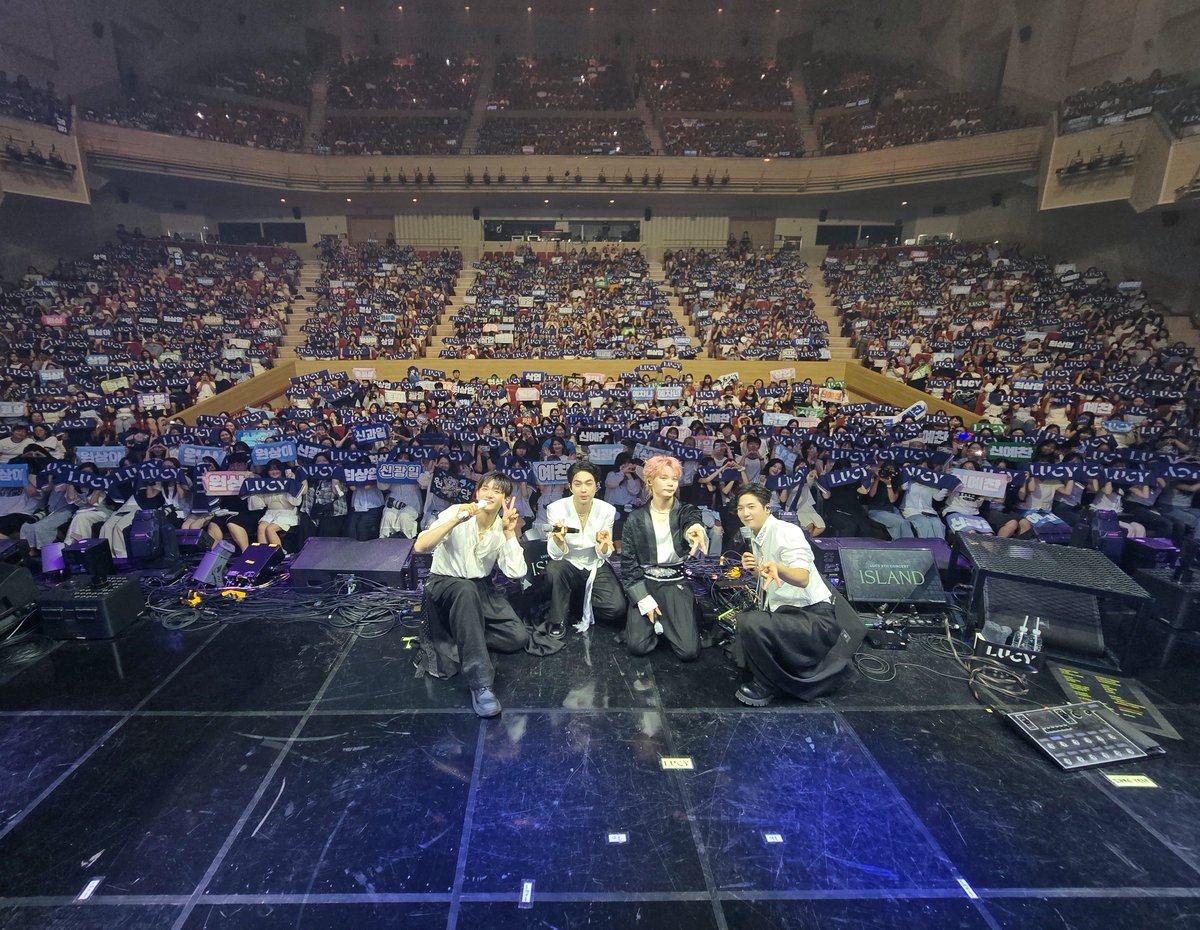 BANDLUCY_mystic's tweet photo. [#LUCY] 9TH CONCERT 'ISLAND' In 대구 DAY1 🚂

흩어졌던 꽃잎들이 대구에서 다시 모인 날💙
왈왈이 만나서 마음이 우리~ 하데이💕
내일도 또 만나자 🐶✨

#루시 #신예찬 #최상엽 #조원상 #신광일 #ISLAND https://t.co/1NcrTftXqR