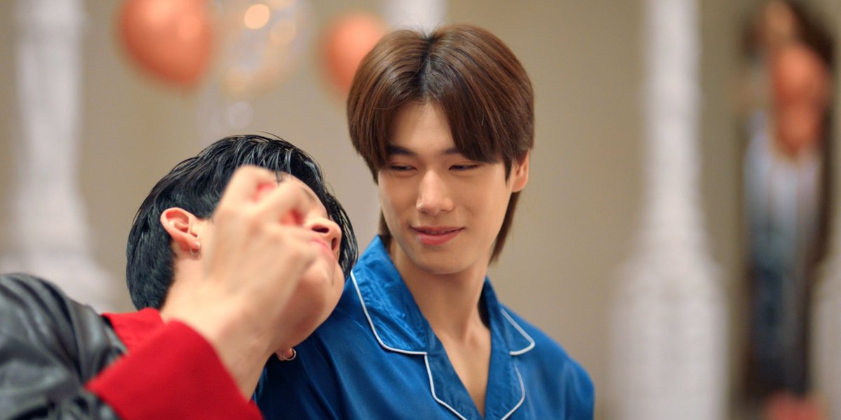 GMMTV's tweet photo. นั่งดูคนรักกันแล้วอิ่มอกอิ่มใจ wa ฟินล้นมาก ใจดวงนี้มันชื่นใจ ชื่นมื่นสุด ๆ ไม่เคยรู้สึกว่าโชคดีมากขนาดนี้มาก่อนในชีวิต ได้มานั่งดูคนรักกันกี่รอบก็ได้เนี่ย
#PeachAndMeSeriesEP1
@ppnaravit @phuwintang https://t.co/cIBV03b2ih