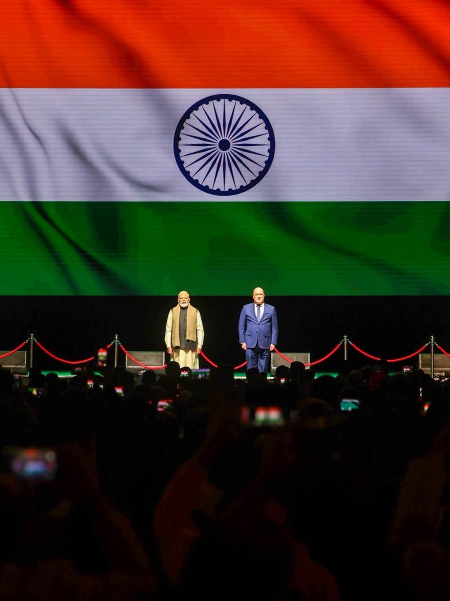 ChhatarPalSin13's tweet photo. भावना को मनमोहक सांस्कृतिक एवं मंचीय प्रस्तुतियों के माध्यम से प्रभावशाली ढंग से प्रदर्शित किया गया। 
यह कार्यक्रम विश्वभर में बसे भारतीय समुदाय की मातृभूमि के प्रति अटूट आस्था, सम्मान और एकजुटता का प्रेरणादायक प्रतीक बना।

#NewZealand #Auckland #IndianDiaspora
#bharat https://t.co/n6l6bwUdOT