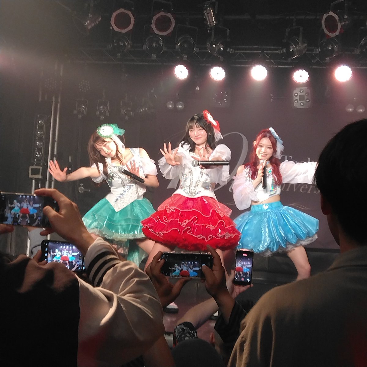 DomDome1994's tweet photo. 2026.5.5熊本
タスクどころかアイドルのライブ自体初めてのド素人が、しかも安いスマホのカスカメラで撮った、一言で言えばしょぼい写真なのに、それでもこんなにかわいいんだからやばいよね
いついかなる瞬間も3人ともかわいい、これぞアイドルだよなぁ
#里仲菜月 https://t.co/6uGq9ZxvaN