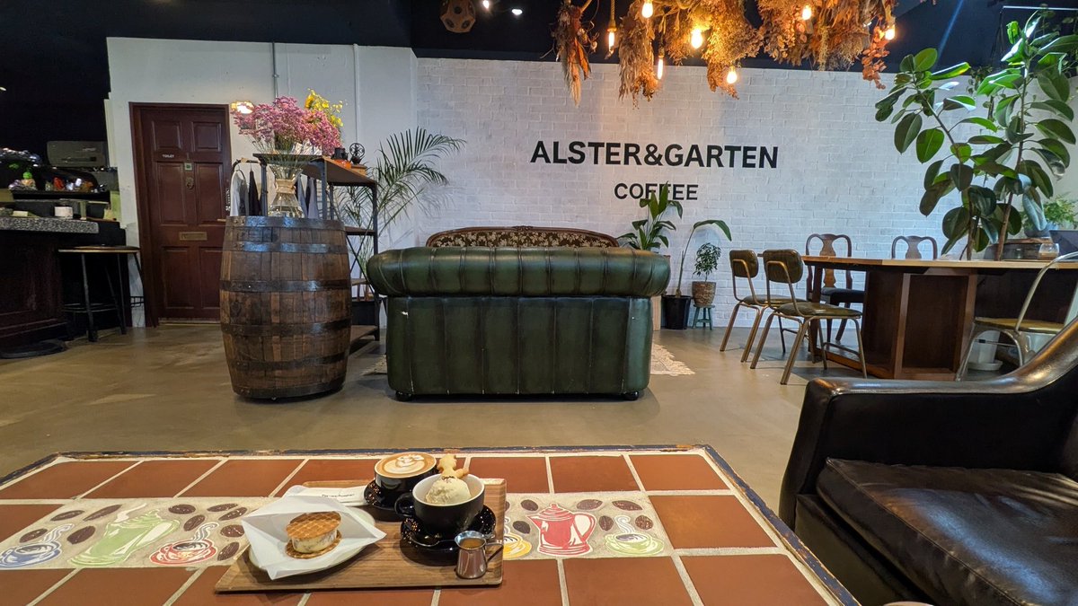 pon5428's tweet photo. 前回はモーニング食べに行きましたが今回は散歩途中にCAFEで訪問👣私はInstaで見たアフォガート、嫁は新スイーツのアイスサンド&amp;カフェラテ☕相変わらずのゆったりした素敵な雰囲気で楽しい時間を過ごせました‼️もちろんそれぞれお味も最高でした。次回は夜も行ってみたい。
@AlsterGarten https://t.co/aq0ruY4S0M