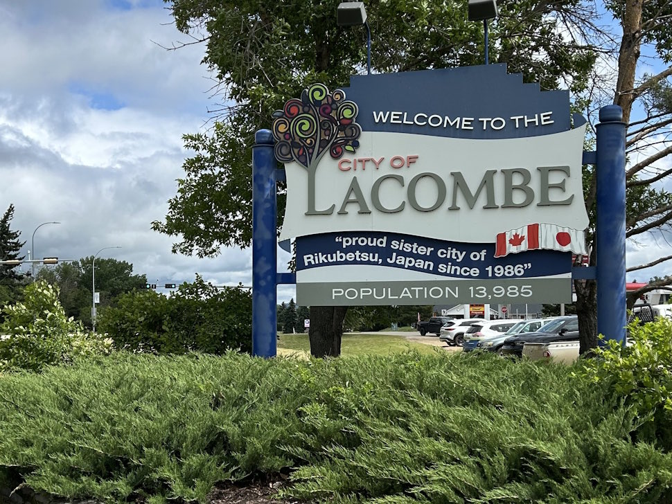United_AB_Flags's tweet photo. Heading to Lacombe today for the Lacombe Days parade! Parade starts at 9:30. Come on by, say hi and get a FREE Alberta flag to help paint the province blue! https://t.co/Zvqg4aKwK7