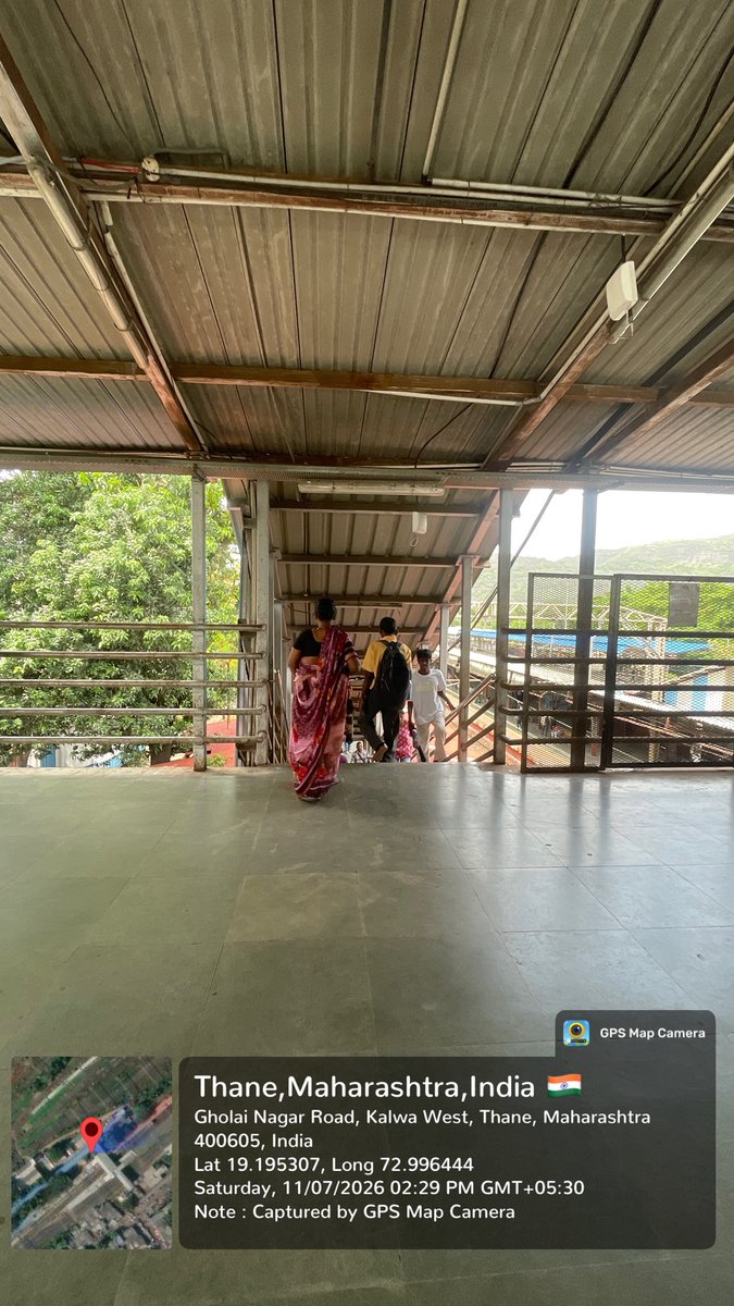 JayeshVagal's tweet photo. मध्य रेल्वे कळवा स्थानकात स्वयंचलित जीना प्लेटफॉर्म क्र.१ येथे बसवण्यात यावा वृद्ध ,महिला, मुले व विद्यार्थ्यांना दररोज प्रवास करताना जिने उतरताना व चढताना खुप त्रास होत आहे @RailMinIndia @Central_Railway @RailwaySeva @DrSEShinde @ThaneCity @CommunityThane @ImThanekar @Thanekars_ https://t.co/mrbnlQqf5o