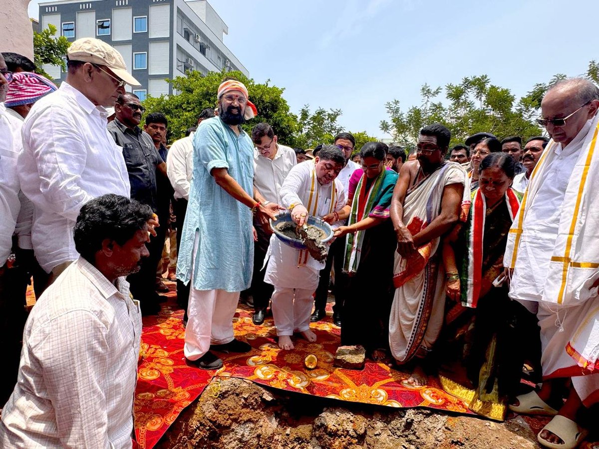 UttamINC's tweet photo. Laid the foundation stone for Kodad Modern Bus Depot along with Minister of Transport for Telangana @Ponnam_INC garu and Kodad MLA @uttampadmavathi garu at Kodad today.

P. Anil Kumar. Photojournalist https://t.co/Xxn9qPto2Q