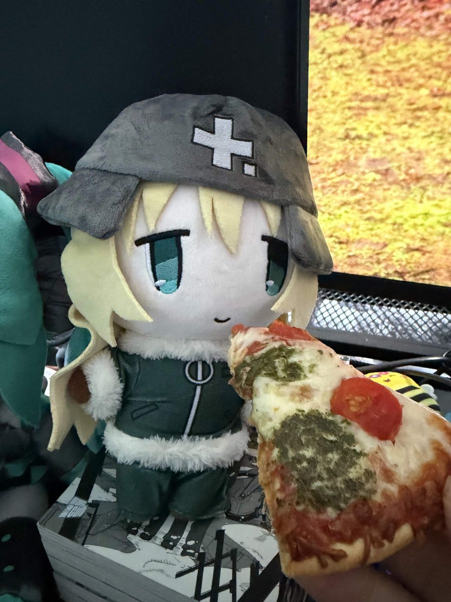 Cinniebunny's tweet photo. sharing pizza with my wife :3 https://t.co/bvLlNmMTAf
