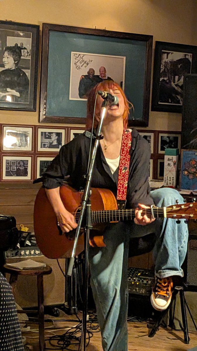 Gannco's tweet photo. 奥村由希20周年ワンマン
＠ 出町柳 Jazz cafe Murra(むーら)
奥村由希(vo,gt)
ゆきちん20周年おめでとう！
どこから数えてなのか聞くの忘れた(笑)
昔からの曲も多めで、時効であろう話なんかも、兄弟時代を観てるのもそろそろ少数派になってきてるかな。
まだ先は長いね、相方に向けた曲が良かった。 https://t.co/sHIK7MJCHv