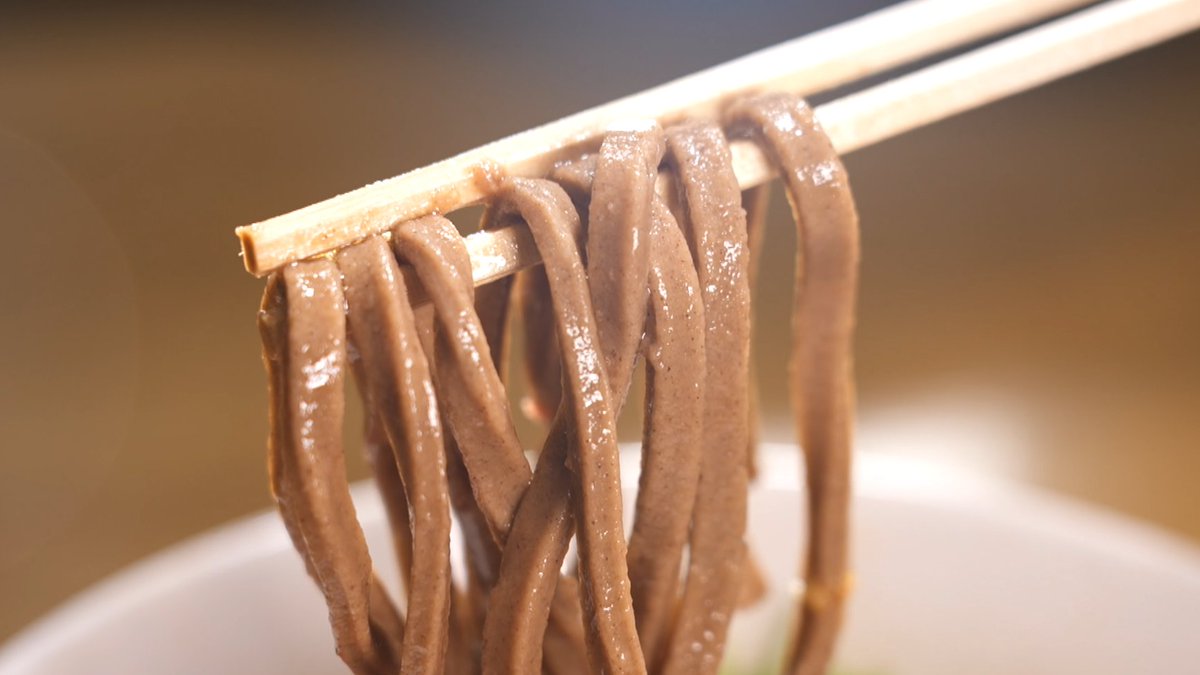sundaybreak_cx's tweet photo. 7月12日（日）放送「#谷原章介 の #推し麺」でご紹介したのは… 
「一由そば 日暮里店」（東京都荒川区西日暮里2-26-8）
#INI #池﨑理人 さんと堪能しました🥰
 
太蕎麦（普通） 380円
ゲソ天　200円
紅ショウガ天　130円
ゴボウ天　130円
えび天　180円　
ゲソ寿司　180円（1日おそよ40食限定）
※すべて税込

蕎麦は製麺屋さんと一緒に開発した特注麺！コシの強さと豊かな香りが特徴✨つゆは土佐の鰹節や鯖節などから毎日だしを取り濃厚な仕上がりに！
#SUNDAYブレイク. #サンデーブレイク.
