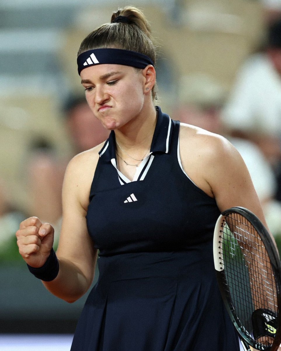 tenis_adam's tweet photo. Wimbledon Kadınlar Finaline 🎾

🇨🇿 K. Muchova kazanır 🏆 

Muchova, büyük maç tecrübesi ve oyun çeşitliliğiyle bir adım önde. Noskova tehlikeli olsa da, Muchova oyunun temposunu değiştirebilen bir oyuncu.

Ve bence ilk Grand Slam kupasını kaldırmaya daha yakın isim Muchova https://t.co/1poqGcOOi4