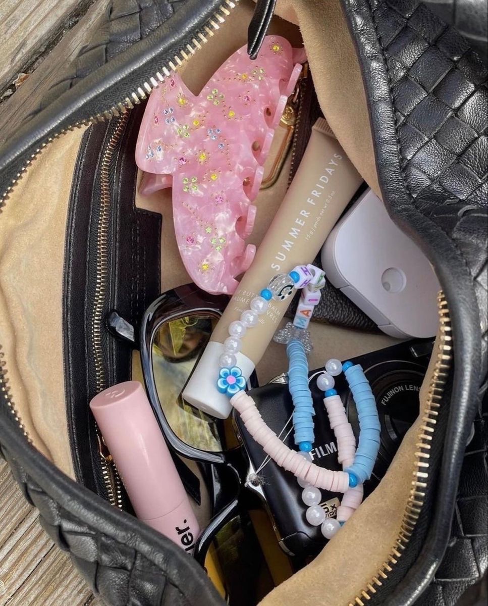 isilsun's tweet photo. what’s in my bag - summer edition https://t.co/SKXAzEsYpG