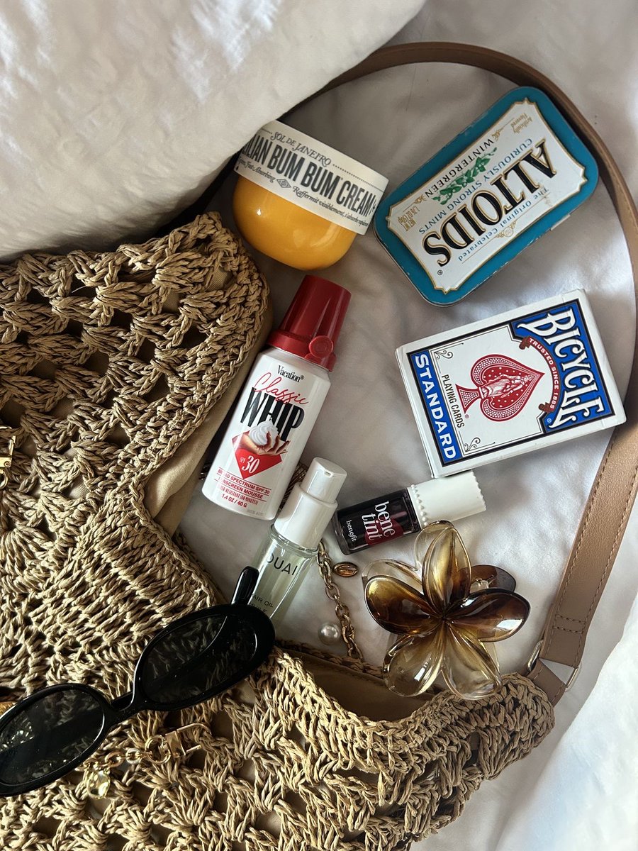 isilsun's tweet photo. what’s in my bag - summer edition https://t.co/SKXAzEsYpG