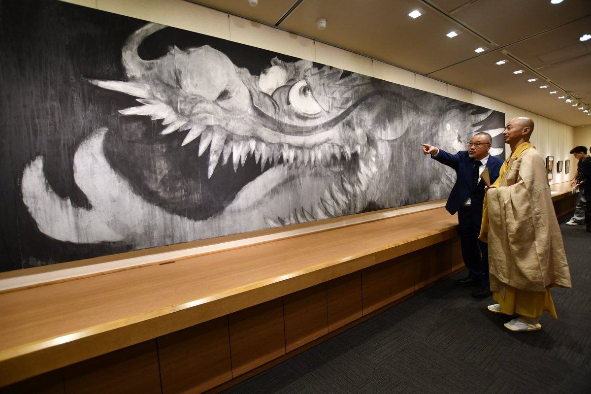 kaihoubou's tweet photo. こちらは２年前のあべのハルカス

この時に展示されていた龍游図関連作品は1点を残してすべて売れたそうで、今回の文藝春秋シリーズもほとんどが売約済となっていました😳
さすが村上裕二画伯の人気はすごいものでした https://t.co/jeeWcWt8bk