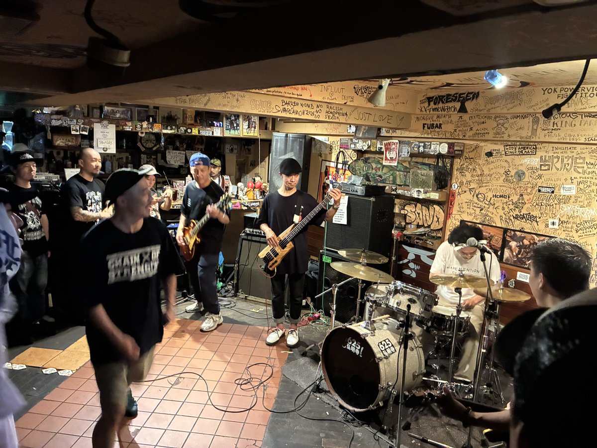 knjmti's tweet photo. MCで出てくる年数が基本20年越え。刹那的で破滅型が良しとされる価値観とは対極、続ける事で生み出せるグルーヴが沁みるライブでした。次の10年のためにはとか考えたりしたけど、とりあえず元気に長生きしたいすね。 https://t.co/kdq5M0QbXK