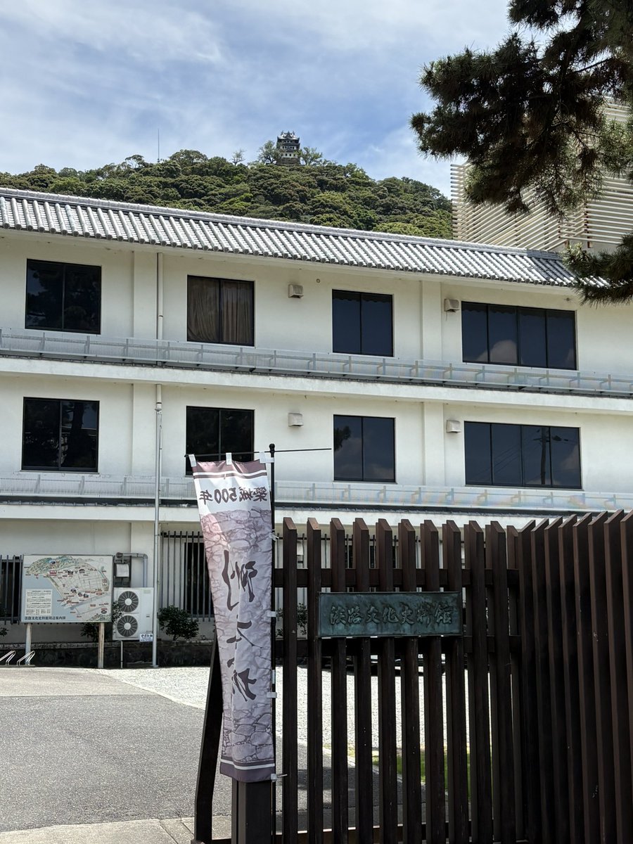 Yoshida_Sumoto's tweet photo. 【洲本城築城500年記念特別展　講演会①】
◆7/7～9/6、「洲本城築城500年記念特別展」が淡路文化資料館で開催中
◆本日7/11、浦上雅史宮司が「洲本城国指定までの道のり」と題してご講演
❶洲本城の歴史
▪安宅(あたぎ)氏・仙石氏時代
　1526年、安宅治興が洲本城を築城
　1581年、秀吉の淡路攻め、安宅氏が滅ぶ
　1582年、仙石秀久が５万石で洲本城主
▪脇坂氏・池田氏時代
　1585年、脇坂安治が３万石で洲本城主
　1609年、脇坂安治が伊予大洲へ転封
　1613年、池田忠雄が由良成山に新城
▪蜂須賀氏時代
　1615年、淡路国を蜂須賀氏が領有
　1631年、淡路支配拠点を由良から洲本へ
　　　　　　　　　　　　　　（由良引け）
❷明治以降
　1873年、明治政府による廃城令、
　　　　　　洲本城廃城
　その後、洲本町に払い下げ、公園化進展
　昭和３年、洲本町が模擬天守建設
❸国指定史跡など
　平成8年、兵庫県文化財（史跡）に指定
　平成11年、国史跡（国指定重要文化財）
　　　　　　に指定
　【選定理由】
　①淡路一国の拠点となった城郭
　②水軍の拠点城郭としても貴重な遺跡
　③戦国期、文禄・慶長期、寛永期など
　　各時期の築城技術が累積
▪平成30年『続日本百名城』
　　（財）日本城郭協会
❹洲本城の特徴
▪登り石垣は、全国的にも類例が少ない
　　　　　　　　（松山城、彦根城など）
▪洲本城上の城は、江戸時代は禁足地で、
　貴重な植物が残された
―――――――――――――――
◆昭和60年頃までは、洲本城周辺は観光目的の整備が中心。平成６年に諮問機関「三熊山ビジョン委員会」が設置され、洲本城を国指定史跡とする方針となったとのこと
◆文化財の専門職として洲本市に入庁された浦上宮司の並々ならぬご尽力により成し遂げらたものとの、司会者からのご紹介もありました
 
◆５月の武田信一先生の「洲本城主・脇坂安治の出世話」に続き、洲本城の理解が深まりました。浦上宮司ありがとうございます
◆洲本城、これからも発掘など調査研究が続きます。関係の皆様に敬意を表します