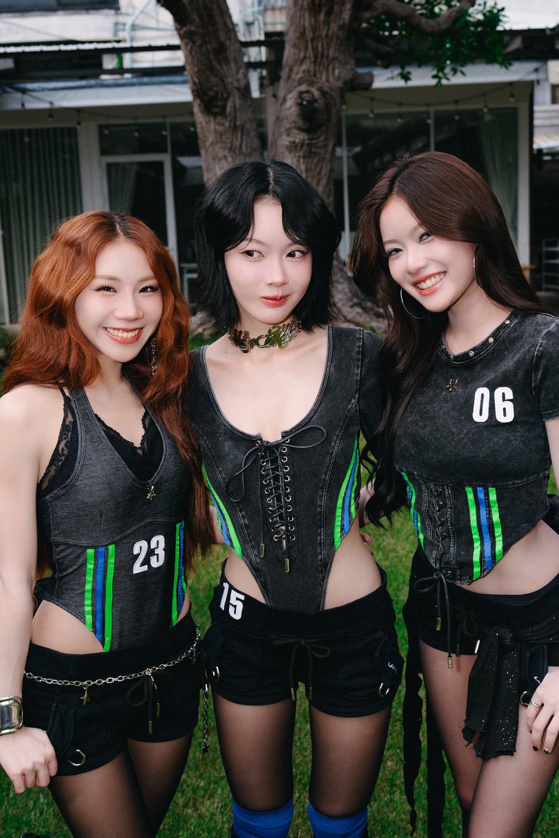 sosriseer's tweet photo. ไม่แปลกใจเลยว่าทำไมลุคของสาวๆ PIXXIE ถึงดูSexy cuties ตลอด 🥹🤍
แอบไปส่องมา กางเกงที่ใส่วันนี้เป็นของแบรนด์ lama.clubb นี่เอง ✨
#Supersports #centralwOrld
#SupersportsFootballGalaxy #FootballGalaxy
#FinalCountdown #CentralWorld
#PiXXiE #FootballFans #WorldCupCountdown https://t.co/5WVS9WLLWW